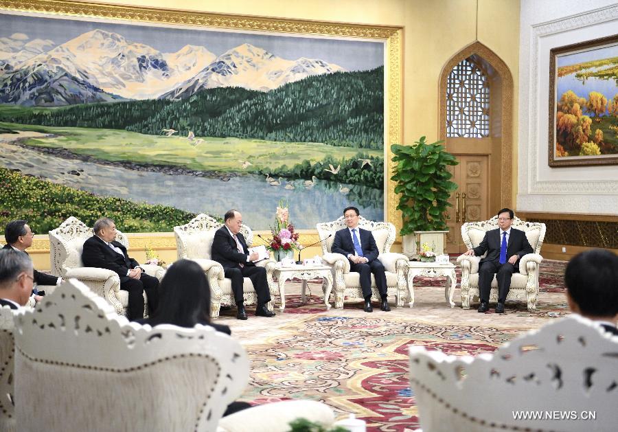 نائب رئيس مجلس الدولة الصيني يلتقي مشرعين من ماكاو