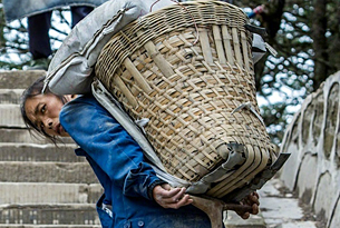 عاملة تحمل أكثر من طن من المواد كل يوم على جبل آمي