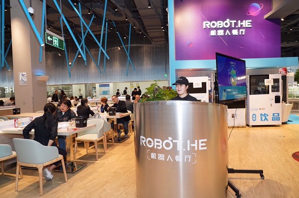 روبوتات في خدمة ضيوف معرض الصين الدولي للاستيراد