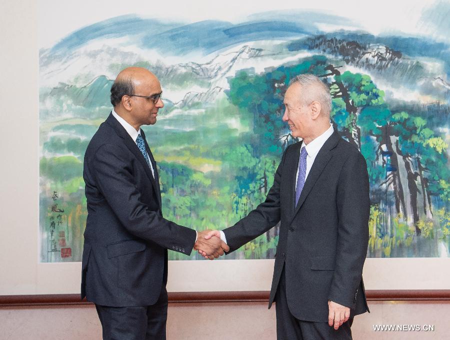 نائب رئيس مجلس الدولة الصيني يلتقي نظيره السنغافوري لبحث تعزيز العلاقات الثنائية