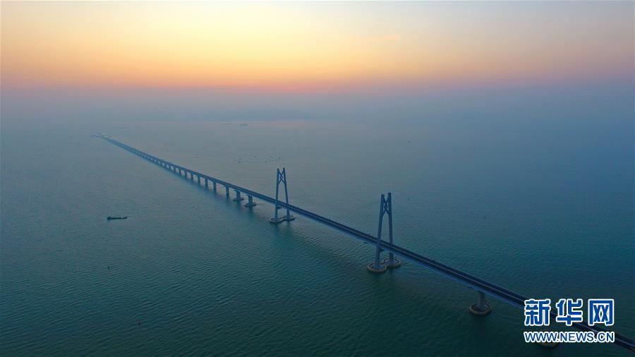 شي يعلن افتتاح جسر هونغ كونغ - تشوهاي - ماكاو