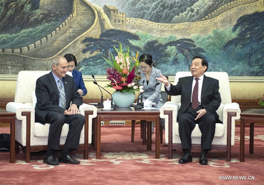 مشرع صيني كبير يلتقي برئيسي الجمعية التشريعية الكندية الصينية