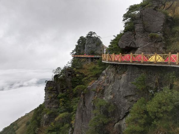 الصين تسجل أطول خط للخيام في العالم فوق جبل بشرقي البلاد