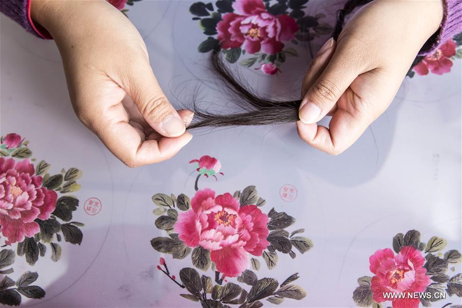 مشهد للتطريز اليدوي التقليدي باستخدام الشعر في الصين