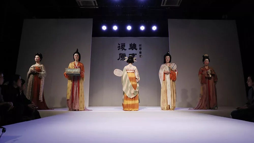 بالصور: فريق شباب صيني يعيد تصميم وابتكار الملابس الصينية التقليدية