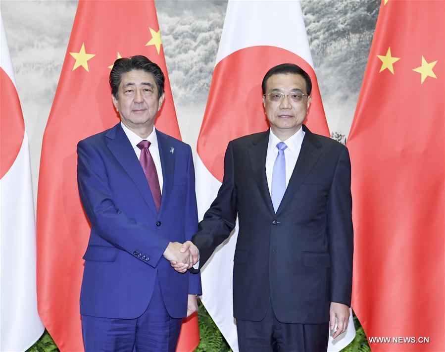 رئيس مجلس الدولة الصيني يحث على تعزيز العلاقات مع اليابان