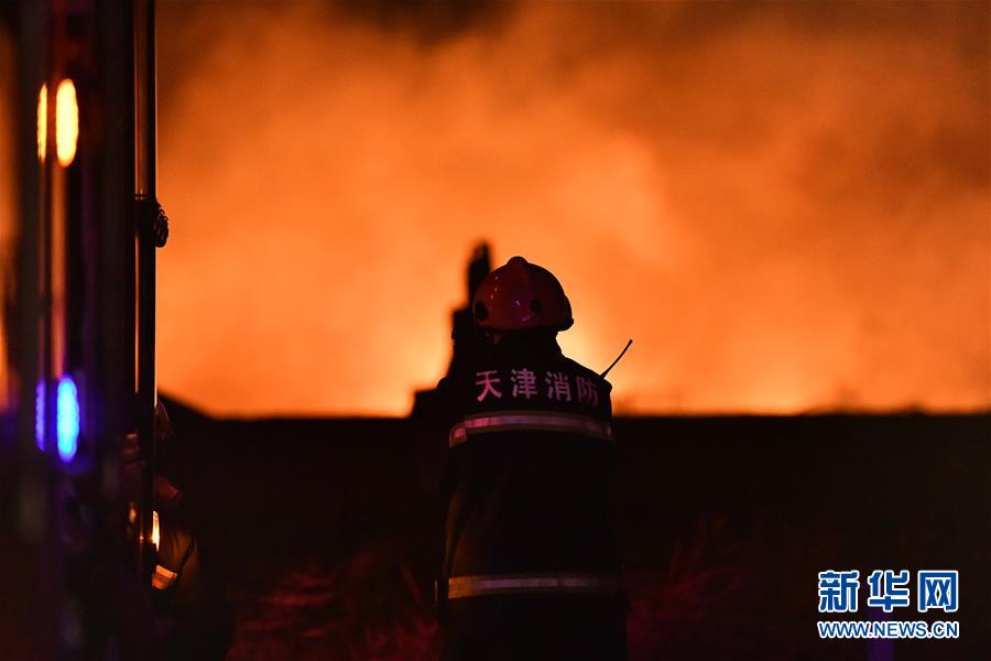 اندلاع حريق في مستودع للزيوت في تيانجين