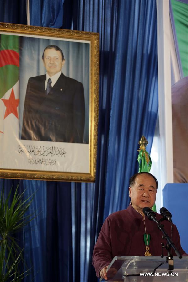 الرئيس الجزائري يمنح الكاتب الصيني موه يان وسام الإستحقاق الوطني