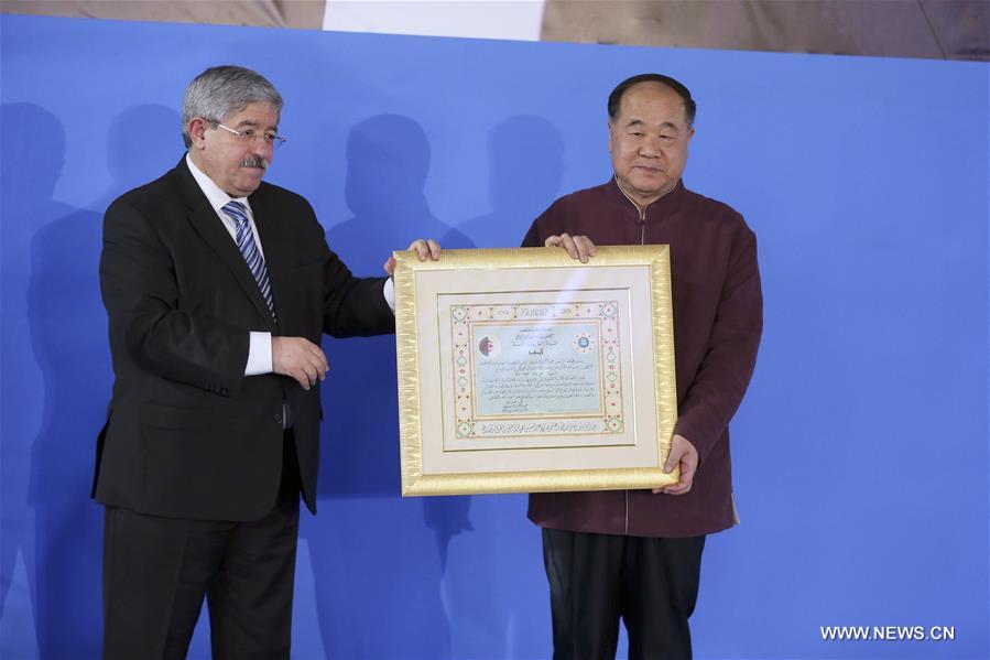الرئيس الجزائري يمنح الكاتب الصيني موه يان وسام الإستحقاق الوطني