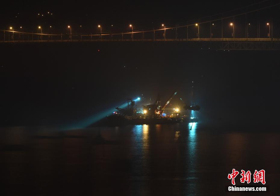 الصين تعلن عن انتشال حافلة سقطت في نهر اليانغتسي وأسفرت عن مقتل 9 أشخاص