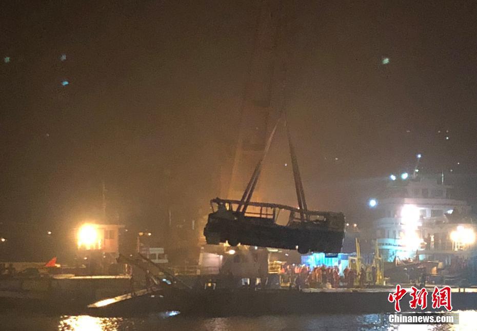 الصين تعلن عن انتشال حافلة سقطت في نهر اليانغتسي وأسفرت عن مقتل 9 أشخاص