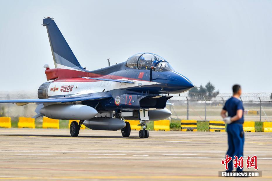 فريق الاستعراض الجوي الصيني يصل إلى تشوهاي