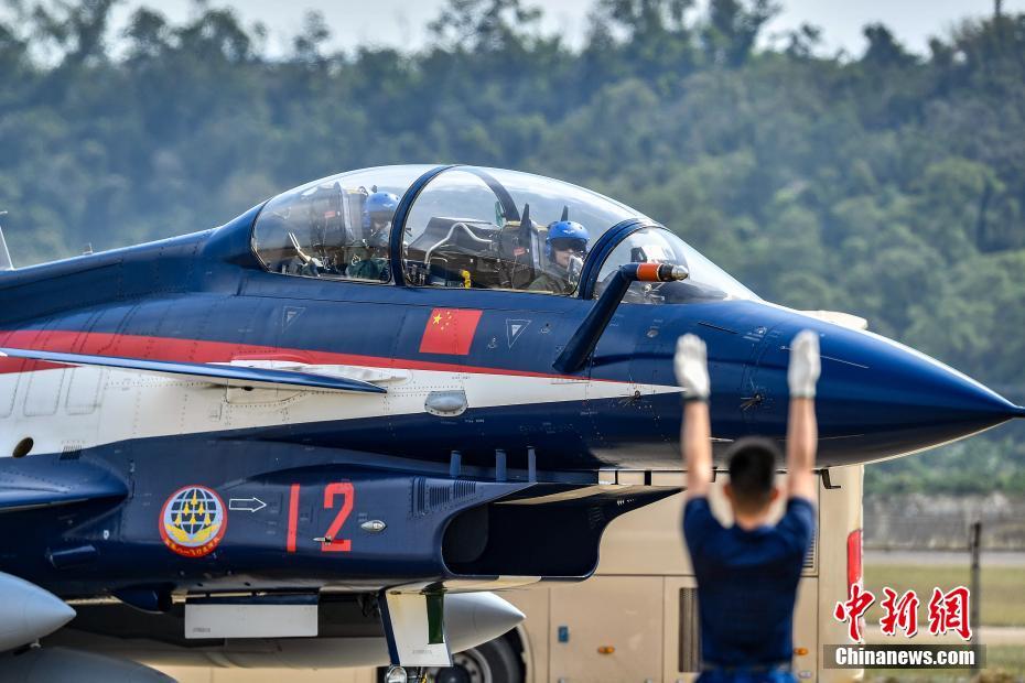 فريق الاستعراض الجوي الصيني يصل إلى تشوهاي