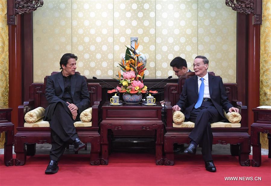 نائب الرئيس الصيني يلتقي رئيس الوزراء الباكستاني الزائر