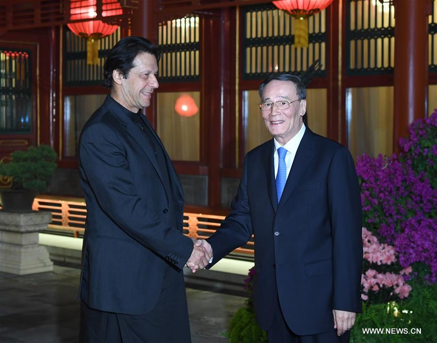 نائب الرئيس الصيني يلتقي رئيس الوزراء الباكستاني الزائر