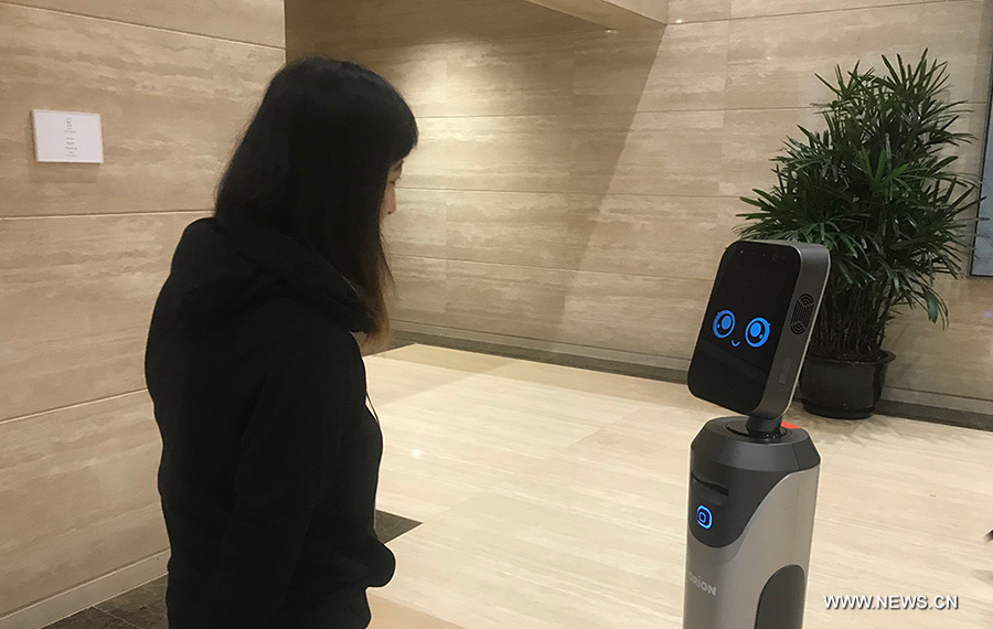 تحقيق إخباري: روبوتات وسيارات تطير وملابس رياضية ذكية وصحية.. لمسات التكنولوجيا في معرض الصين الدولي للواردات