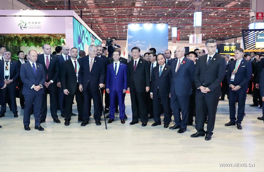 الرئيس شي وقادة أجانب يتجولون في معرض الصين الدولي للاستيراد