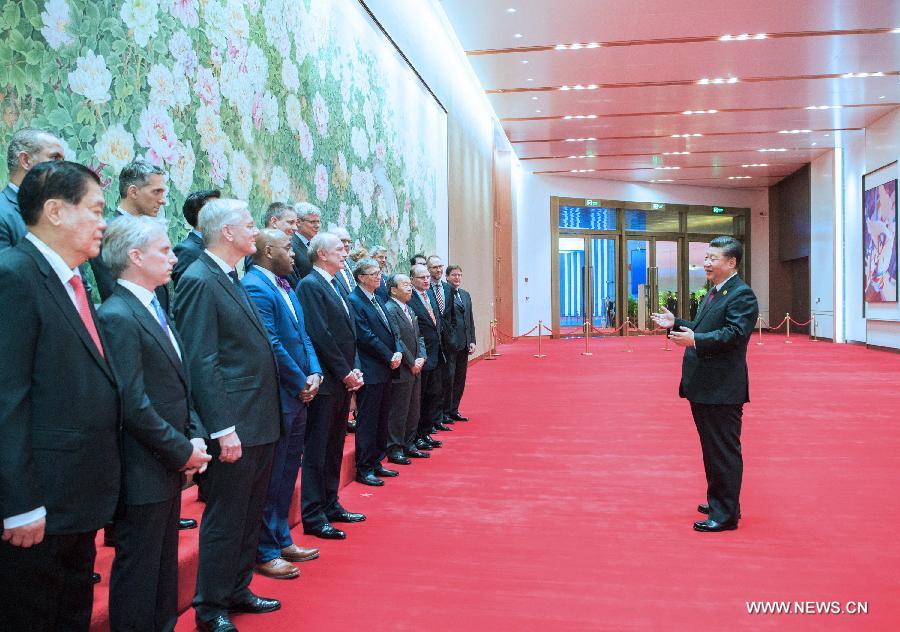 شي يلتقي رجال أعمال أجانب حاضرين في معرض الصين الدولي للواردات