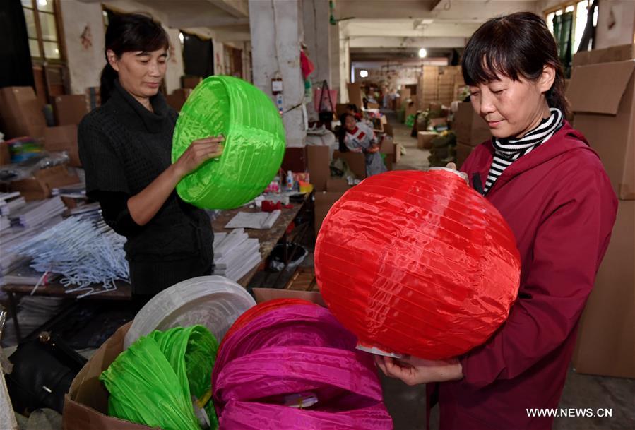 صناعة الفوانيس الورقية في مدينة جياناو بمقاطعة فوجيان