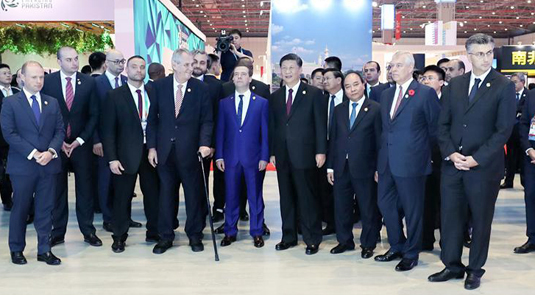 الرئيس شي وقادة أجانب يتجولون في معرض الصين الدولي للاستيراد