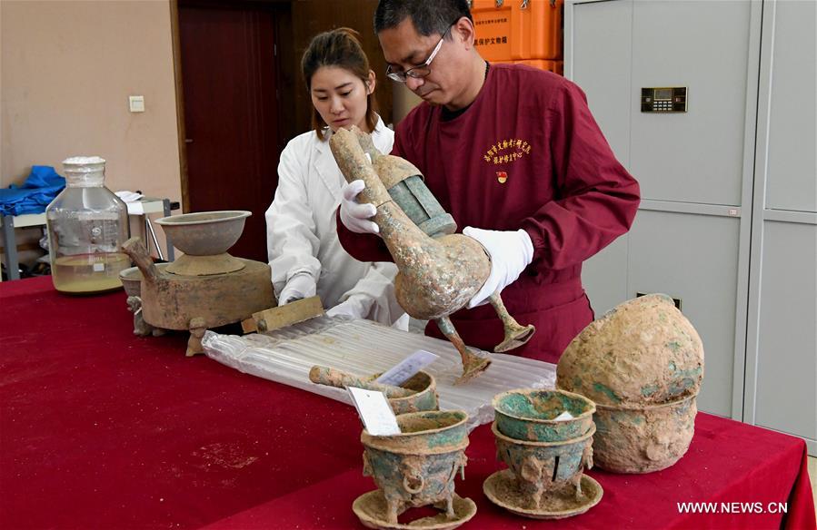 علماء الآثار الصينيون يكتشفون خمرا في وعاء برونزي عمره 2000 سنة في قبر قديم