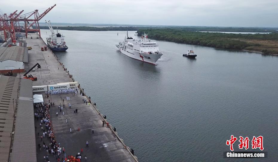 سفينة مستشفى تابعة للبحرية الصينية تصل إلى الإكوادور في مهمة إنسانية