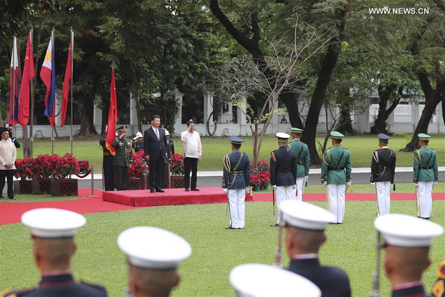 الصين والفلبين ترتقيان بالعلاقات وتوقعان مذكرة تفاهم لدعم بناء الحزام والطريق