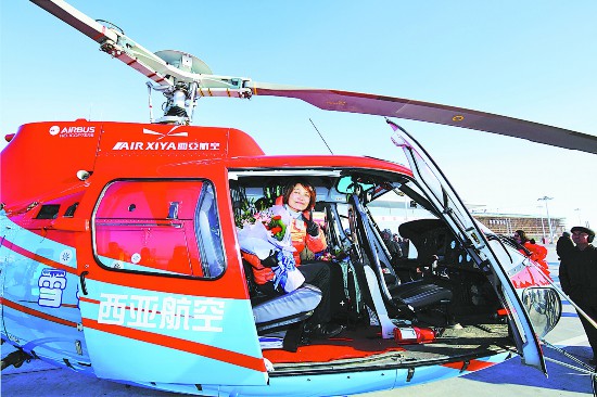 شينجيانغ تطلق رحلات طائرات الهليكوبتر لتعزيز السياحة الشتوية