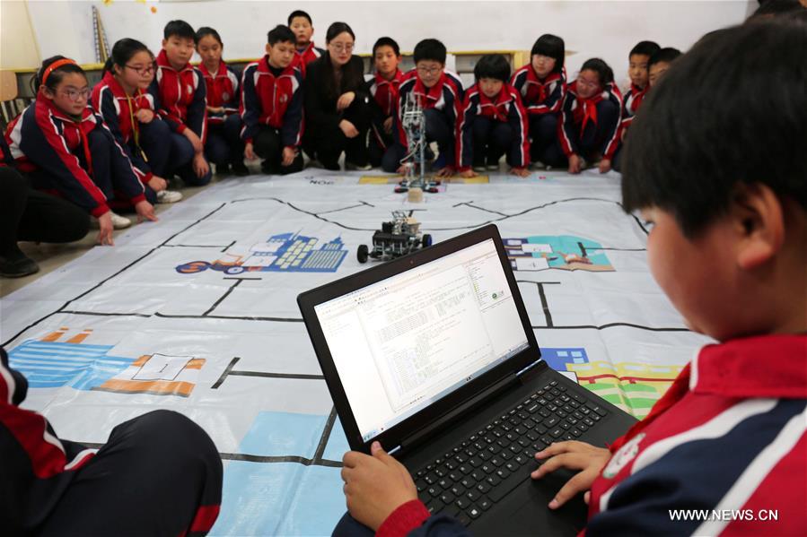 درس المعلومات حول الروبوت يساعد على تعزيز الابتكار والإبداع للتلاميذ في مقاطعة خبي