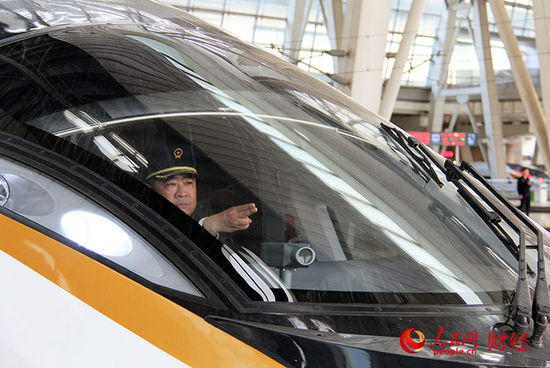 بالصور: سائق شاهد تطورات نقل السكك الحديدية الصينية