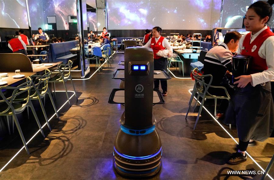 روبوتات تخدم في مطعم ذكي للقدر الساخن ببكين