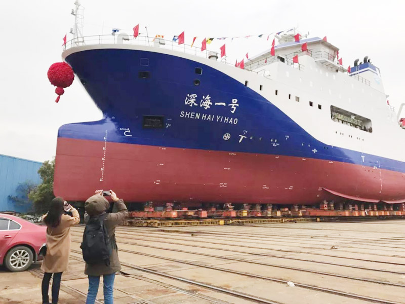 الصين تنقل أول سفينة أم مصممة محليا للغواصة المأهولة 