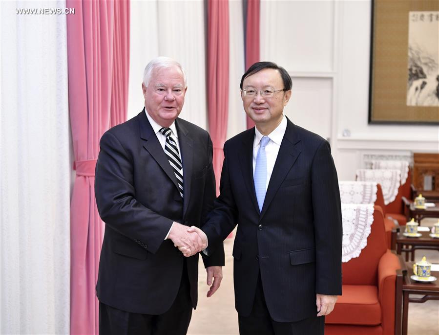 مسؤول صيني بارز يلتقي بوفد المجلس الأمريكي للسياسات الخارجية
