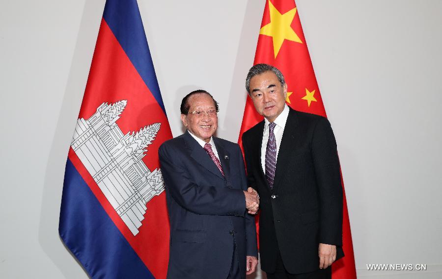 عضو مجلس الدولة وانغ يي يلتقي نائب رئيس وزراء كمبوديا لبحث التعاون