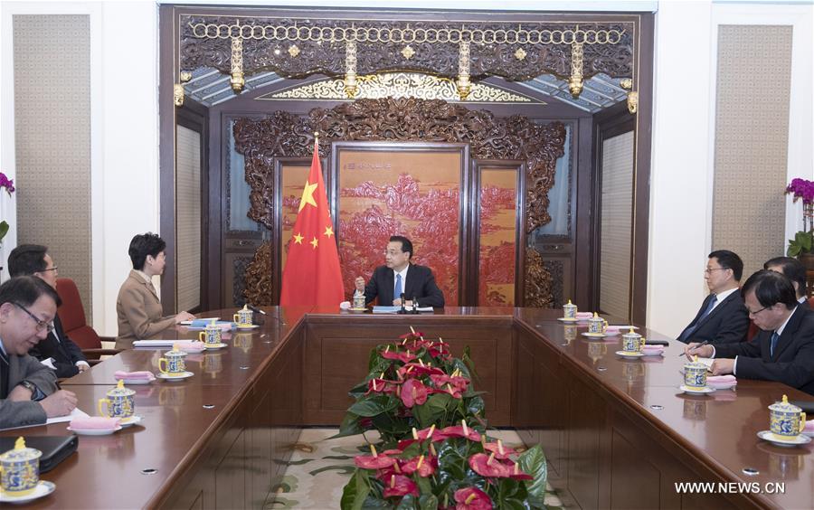 رئيس مجلس الدولة الصيني يلتقي الرئيسة التنفيذية لمنطقة هونغ كونغ الإدارية الخاصة