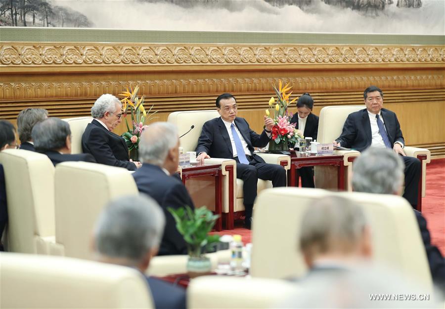 رئيس مجلس الدولة الصيني يلتقي مجموعة من الحضور في مؤتمر فهم الصين