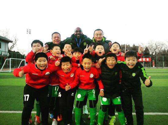 حياة مدرب كرة قدم سوداني شاب في بكين