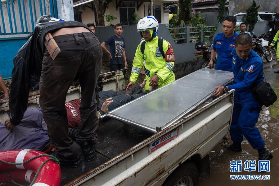 مقتل 222 شخصا واصابة أكثر من 800 آخرين جراء تسونامي في إندونيسيا