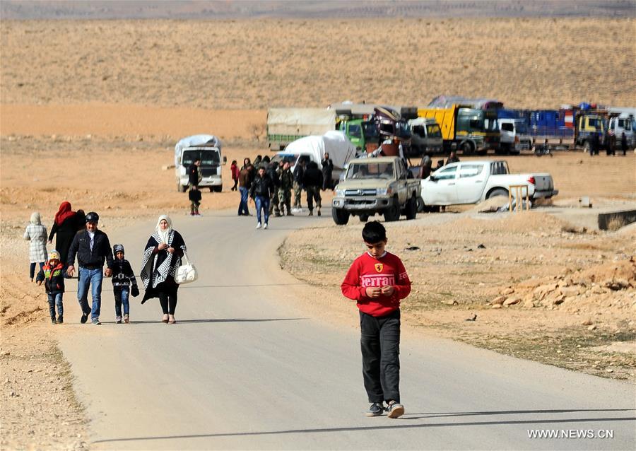 أكثر من ألف لاجئ يغادرون طواعية من لبنان إلى سوريا