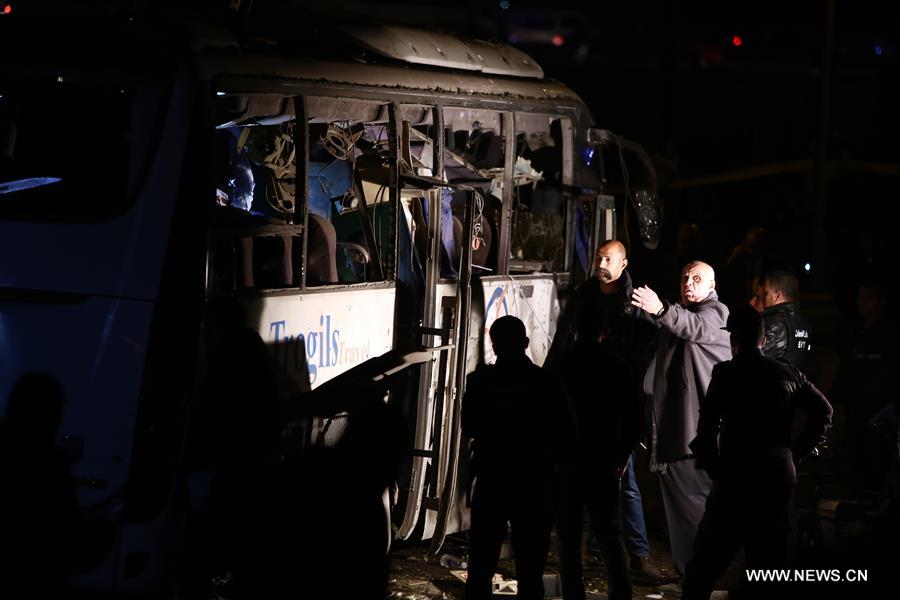 مقتل سائحين فيتناميين اثنين ومصري في انفجار استهدف حافلة تقلهم في الجيزة جنوب غرب القاهرة