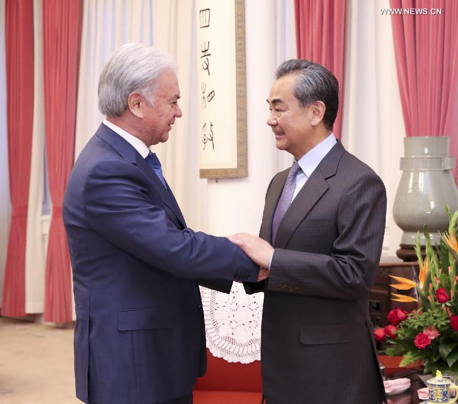 عضو مجلس الدولة الصيني وانغ يي يلتقي الأمين العام لمنظمة شانغهاي للتعاون