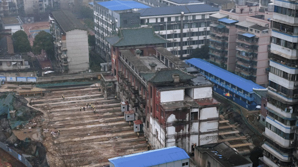 مبنى قديم ينقل بأكمله لمسافة 35 مترا في جنوب الصين