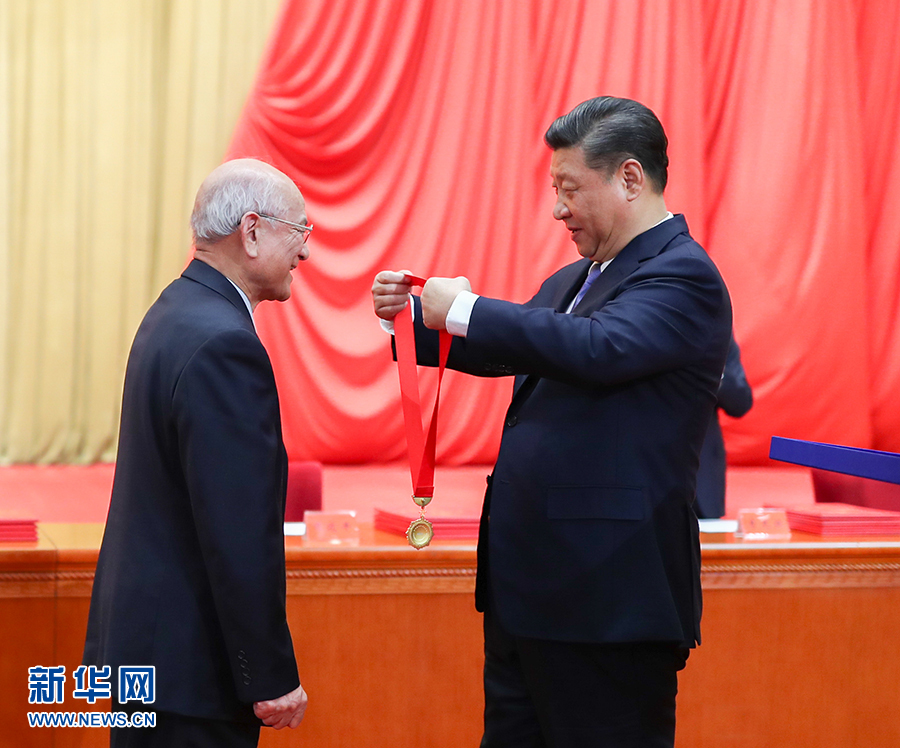 الرئيس شي يكرم اثنين من الأكاديميين بأعلى جائزة علمية صينية