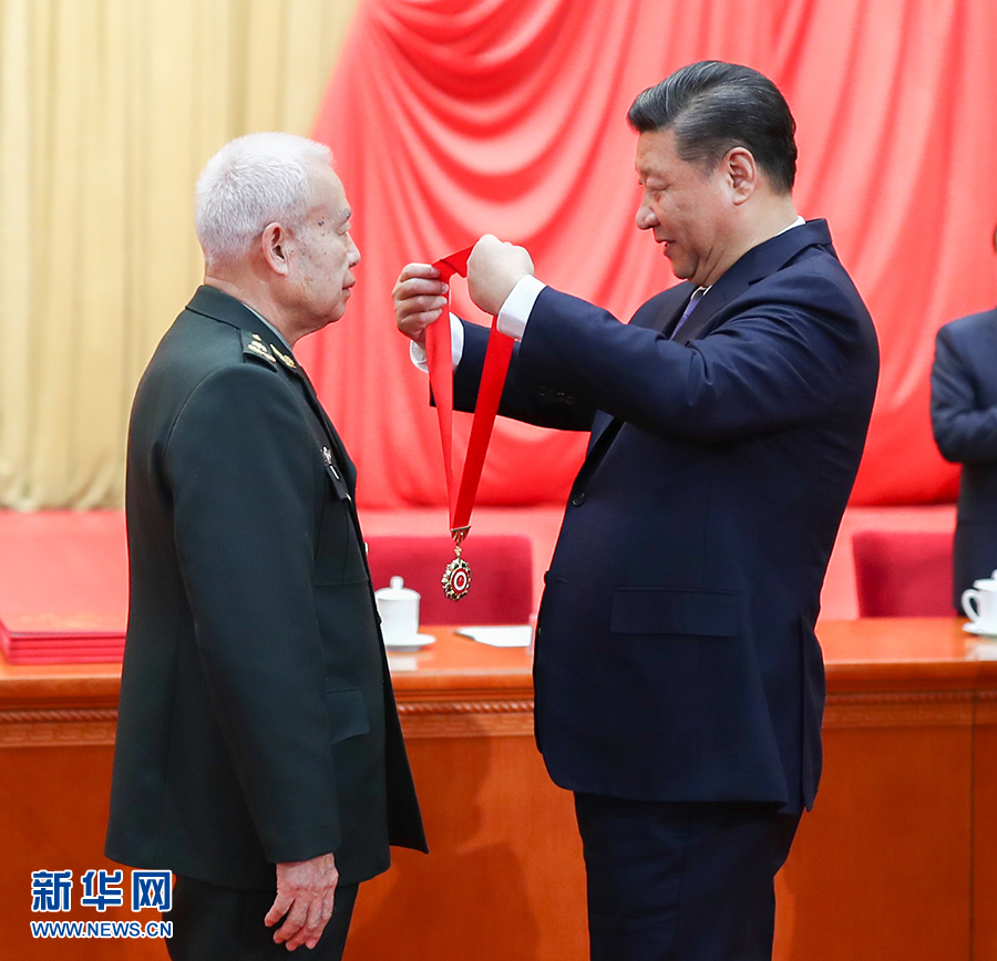 الرئيس شي يكرم اثنين من الأكاديميين بأعلى جائزة علمية صينية