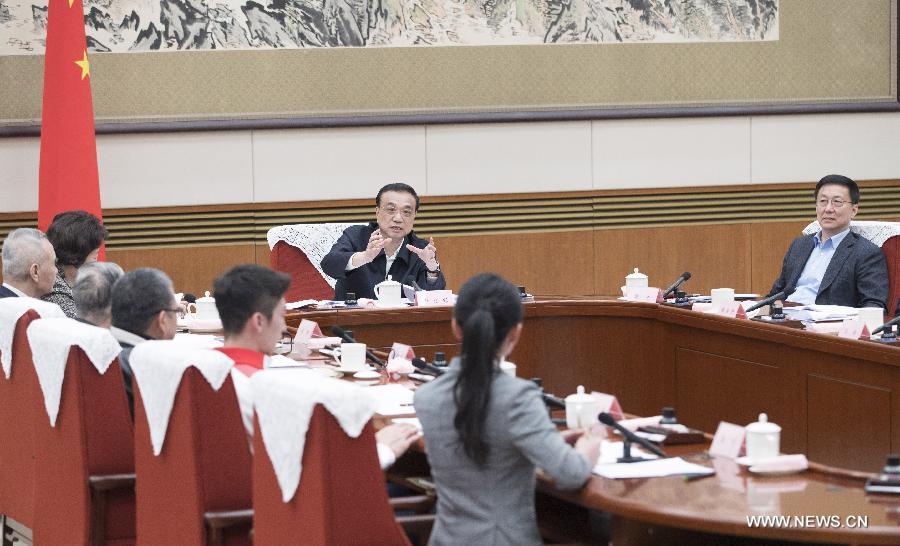 رئيس مجلس الدولة الصيني يستمع إلى الآراء والمقترحات بشأن مسودة تقرير عمل الحكومة