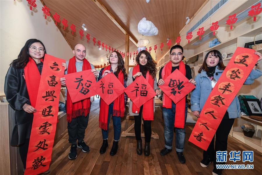 الأجانب يشاركون الصينيين في الإحتفاء برأس السنة الجديدة
