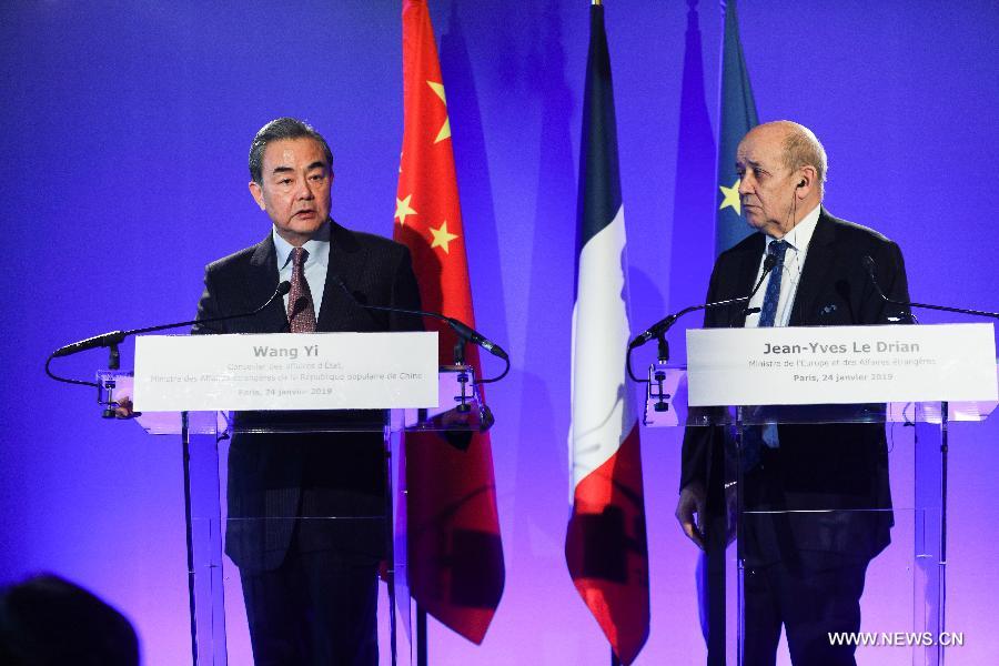 وزير الخارجية الصيني يقول إن تنمية العلاقات الصينية-الفرنسية 