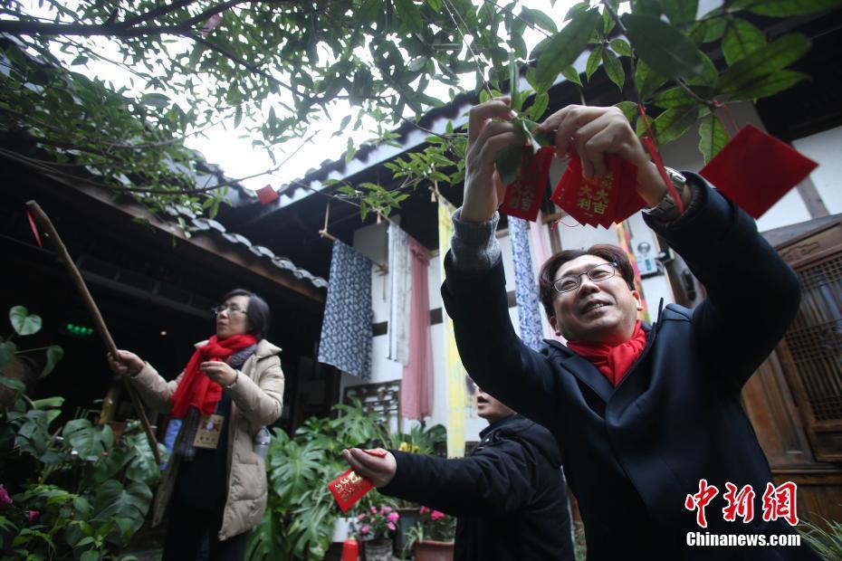 العائلات الأجنبية تجرب عيد الربيع الصيني في سيتشوان