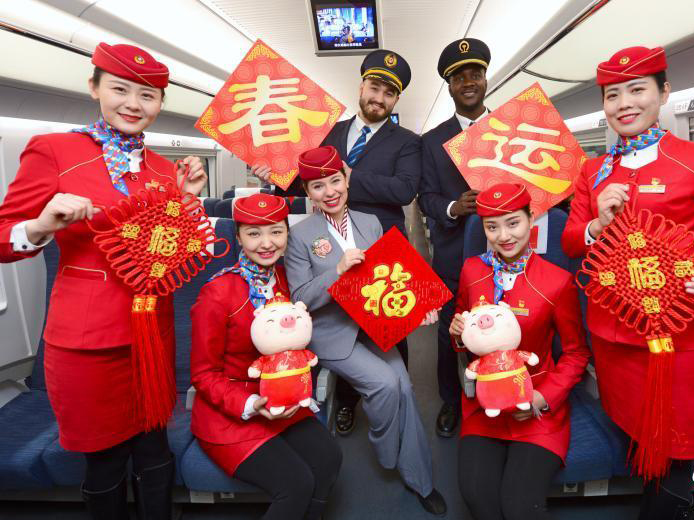 الطلاب الأجانب ينضمون إلى فريق خدمات السكك الحديدية خلال عيد الربيع