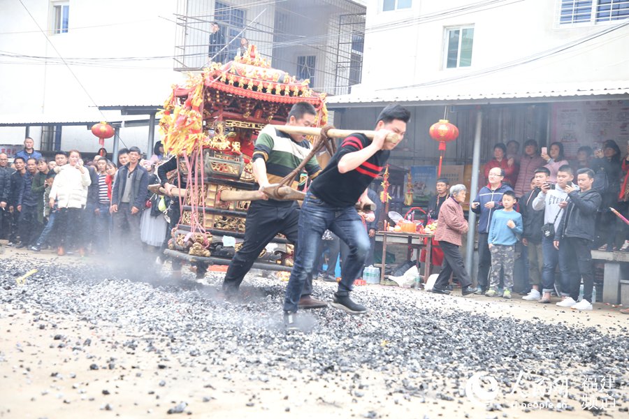 الدوس على النار: عادة قديمة للإحتفال بعيد الربيع في فوجيان الصينية